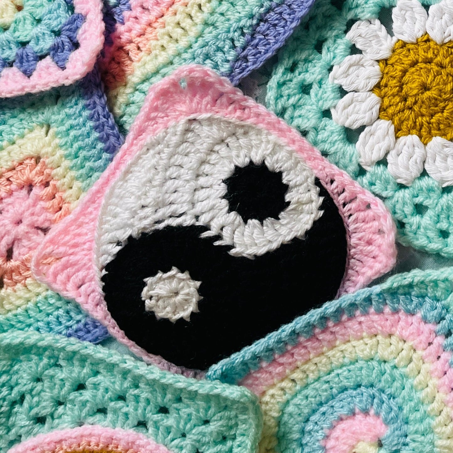 YIN & YANG GRANNY SQUARE PATTERN (PDF ONLY)